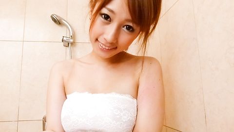 Tiara Ayase ให้ญี่ปุ่น blowjob ในอ่างอาบน้ำ